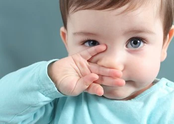 Насморк без соплей у грудничка: что делать маме?