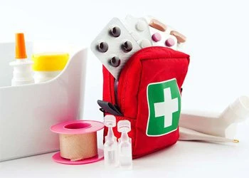 Детская аптечка в дорогу: список лекарств, которые нужно взять с собой