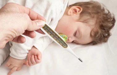 Почему повышается температура у годовалого ребенка без симптомов простуды и как с этим справиться?