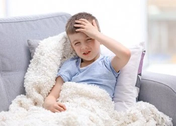 Почему у ребенка сильно болит голова при насморке?