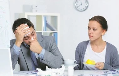 Опасные симптомы простуды у взрослых: когда «пустячная» болезнь грозит серьезными осложнениями?