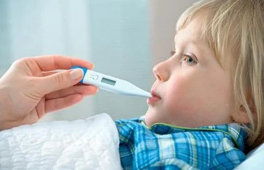 У ребенка долго держится высокая температура: как с этим бороться?