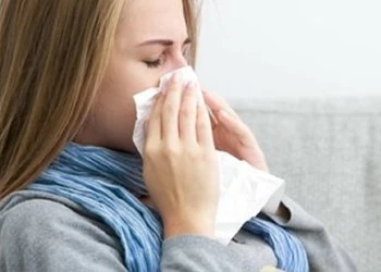 Сопли без простуды у взрослого: что провоцирует насморк и как его устранить?