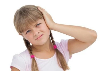 Скорая помощь ребенку: что делать, если ухо заложило и болит при насморке?