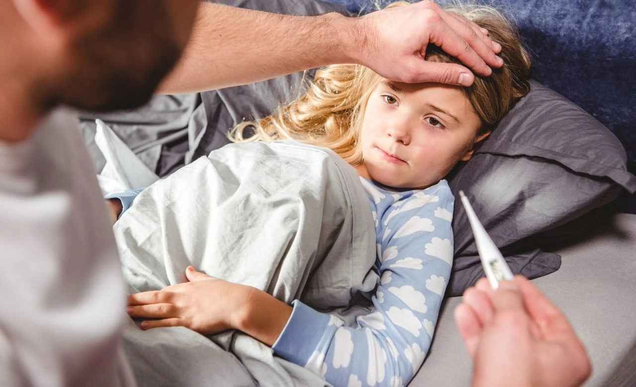 Лечимся правильно: что принимать при простуде с температурой ребенку?