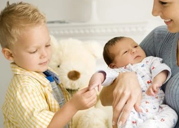 Старший ребенок заболел ОРВИ: как защитить младшего?