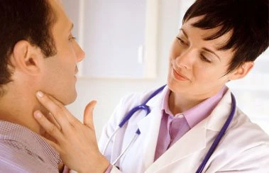 Постоянно болит горло: в чем причины и какое лечение поможет?