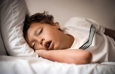 Что делать, если ночью у ребенка заложен нос: советы маме