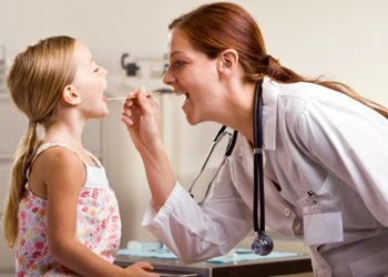 Противовирусные спреи для горла: выбираем правильный препарат