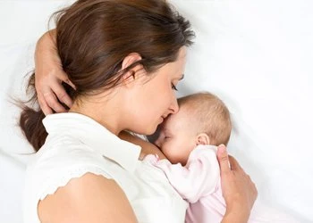 Лечение боли в горле при лактации: как помочь кормящей маме и не навредить ребенку?