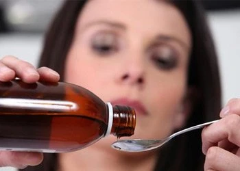 Наносим удар по вирусам: какие средства от ОРВИ для взрослых действуют эффективно и безопасно?