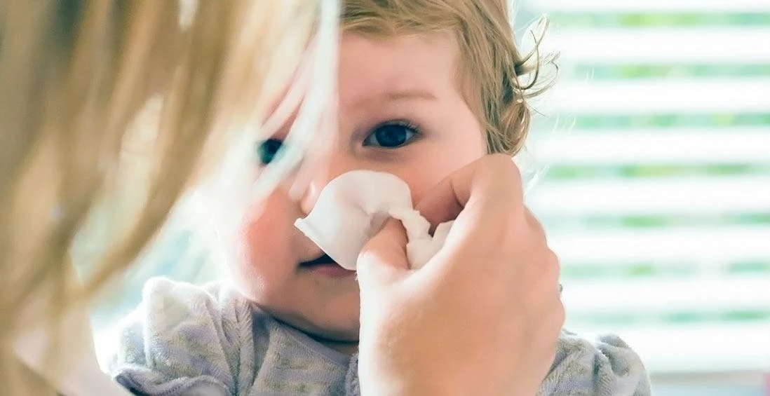 Как следует поступить родителям, если долго не проходит насморк у ребенка?