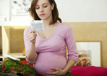 Таблетки и спрей от боли в горле при беременности: что безопасно для будущей мамы?