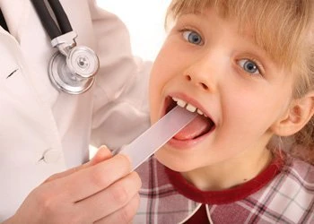 У ребенка болит горло и белый язык: что предпринять?