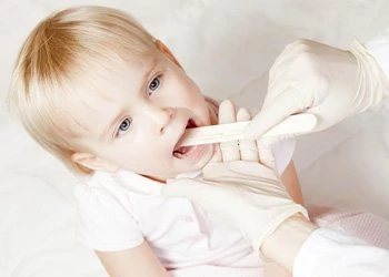 Детские спреи от горла: какое лекарство выбрать, чтобы не навредить?