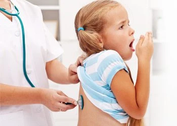 Хрипы при кашле у ребенка: стоит ли бить тревогу?