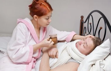 Чем лечить первые признаки простуды у взрослых: лекарства и распространенные народные рецепты