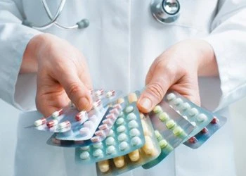 Что включает комбинированное противовирусное лечение и зачем оно необходимо?