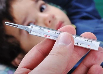 Высокая температура у ребенка после прививки АКДС: норма или осложнение?