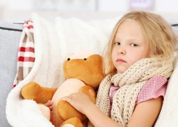 Почему болит горло летом и что с этим делать?